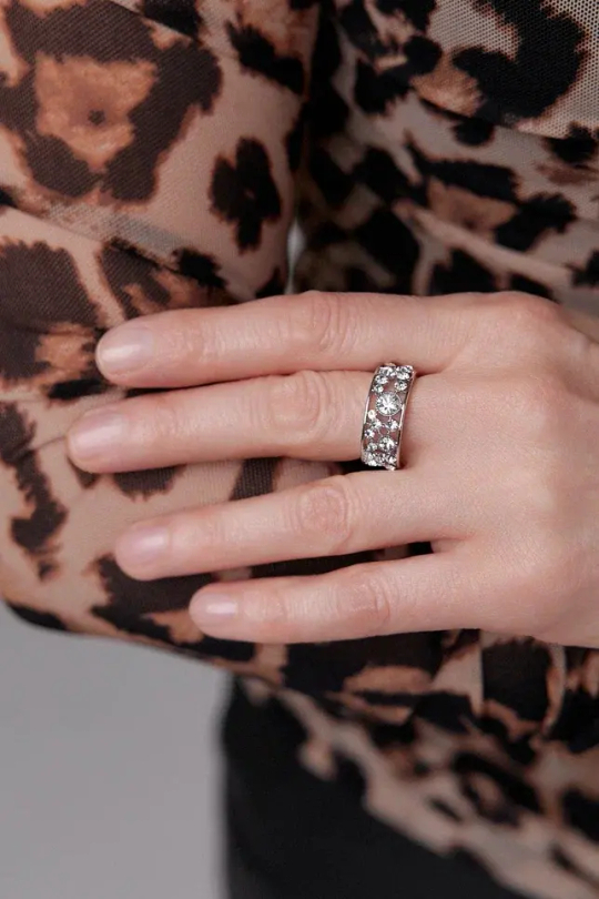 Кольцо безразмерное с прозрачными кристаллами, оттенок серебро