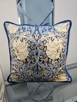 Бархатная подушка с дизайном по мотивам Уильяма Морриса