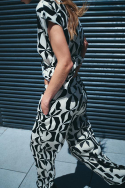 ZARA БРЮКИ ИЗ САТИНА С ПРИНТОМ, ЭКРЮ/ЧЕРНЫЙ