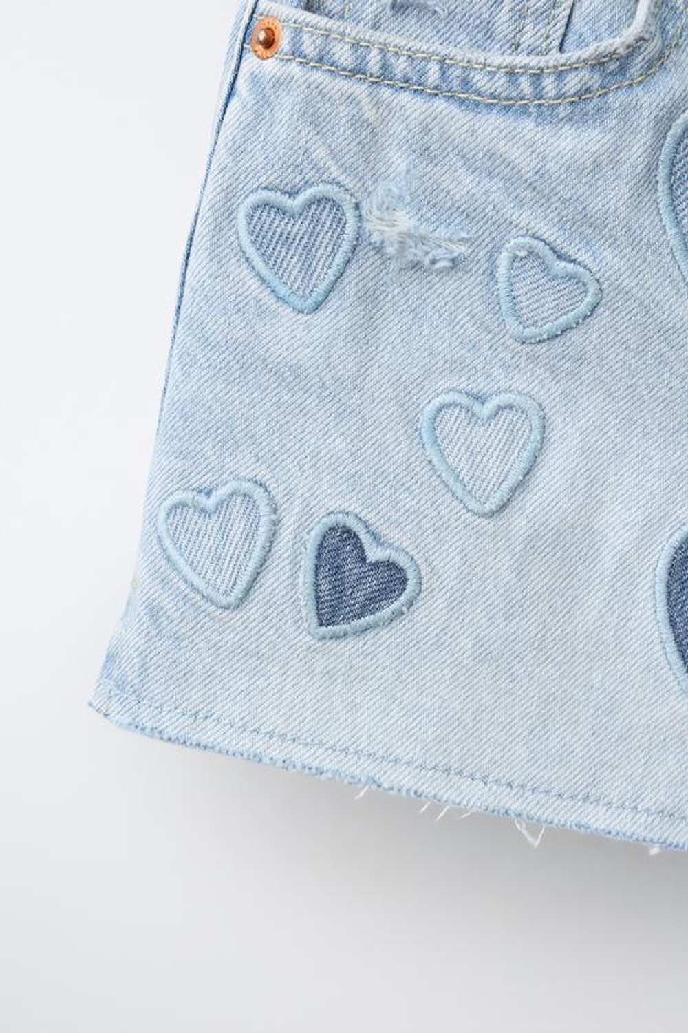 ZARA ДЖИНСОВЫЕ ШОРТЫ С НАШИВКАМИ «СЕРДЦА», ГОЛУБОЙ