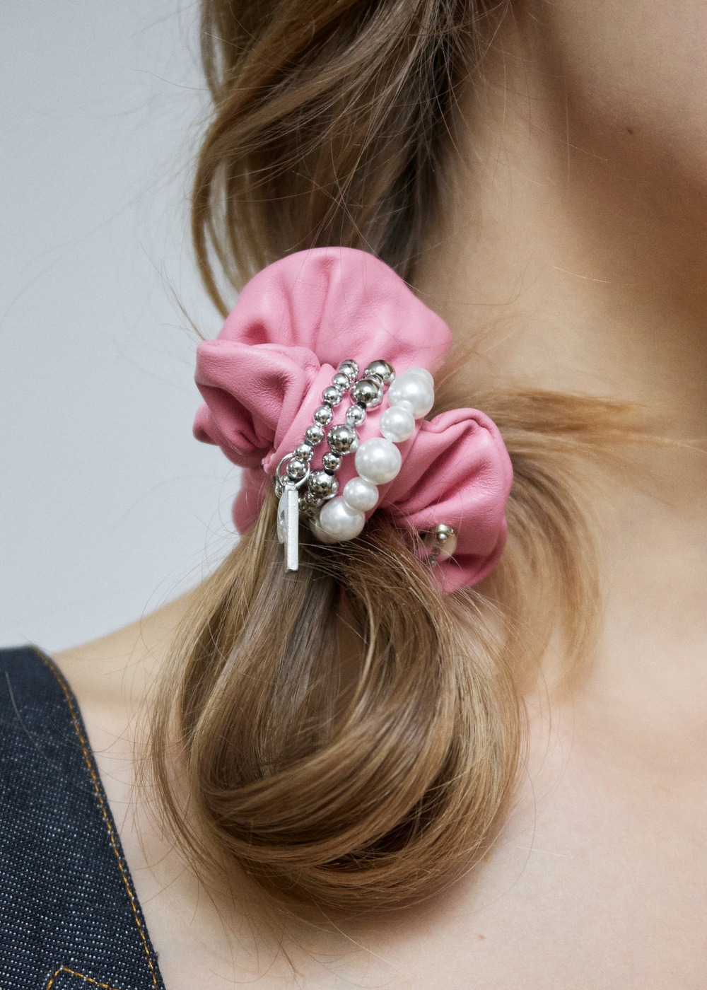 Кожаная резинка розового цвета