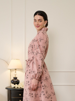 Платье с воротником стойкой