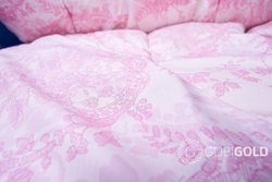 Одеяло стеганое из 100% верблюжьего пуха 200х220 см. (ERDENET) - розовый орнамент