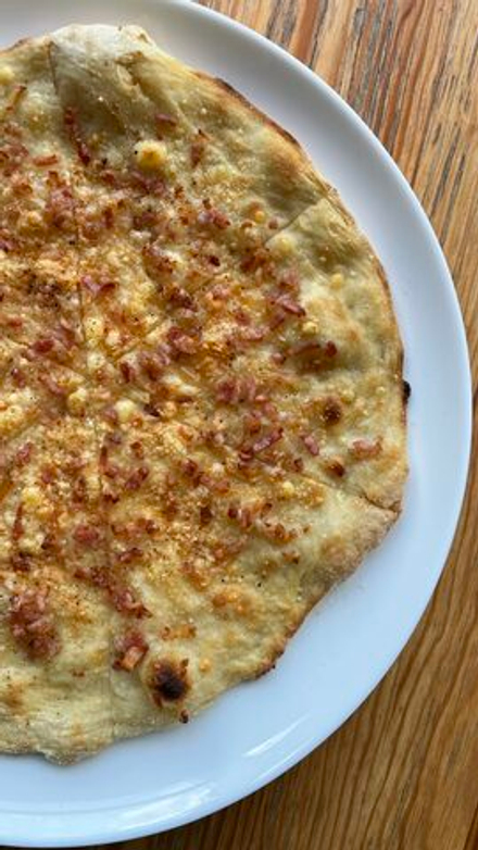 Итальянская лепешка (фокачча) с беконом и пармезаном