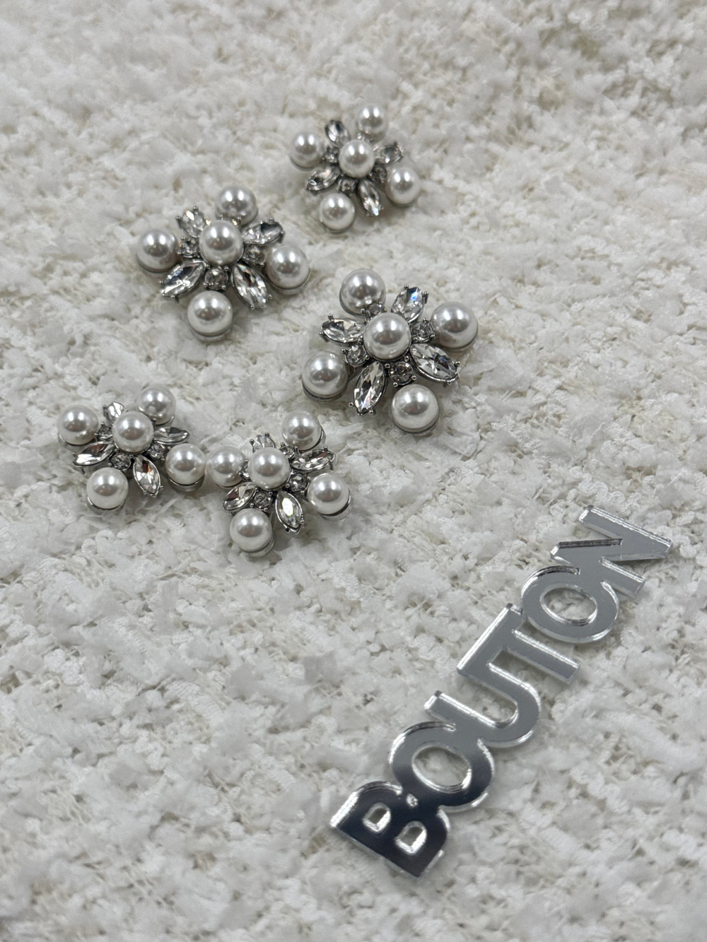 Пуговицы серебристые квадратные с жемчугом и стразами