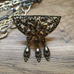 Кольцо для платка Полукруг с цветком с подвесками стразы бежевые коричневые металл золотистый черненый