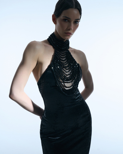 Черное платье с каскадным декольте из кристаллов