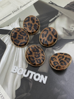 Пуговицы с леопардовым принтом вогнутые