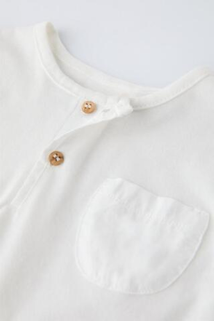ZARA ФУТБОЛКА С КАРМАНОМ, ЖЕЛТОВАТО-БЕЛЫЙ