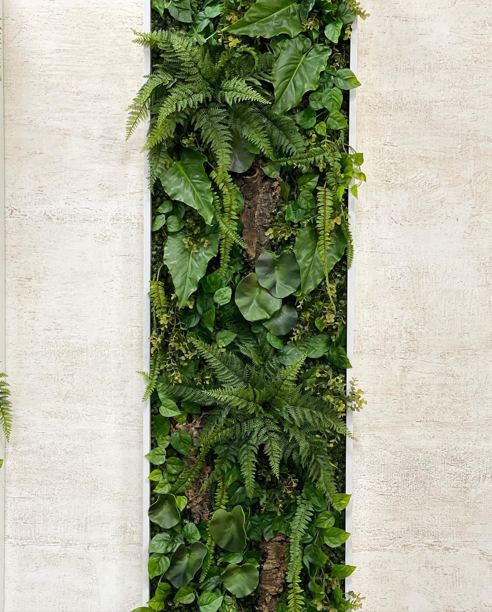 Вертикальное озеленение офисного пространства ботаническими копиями растений