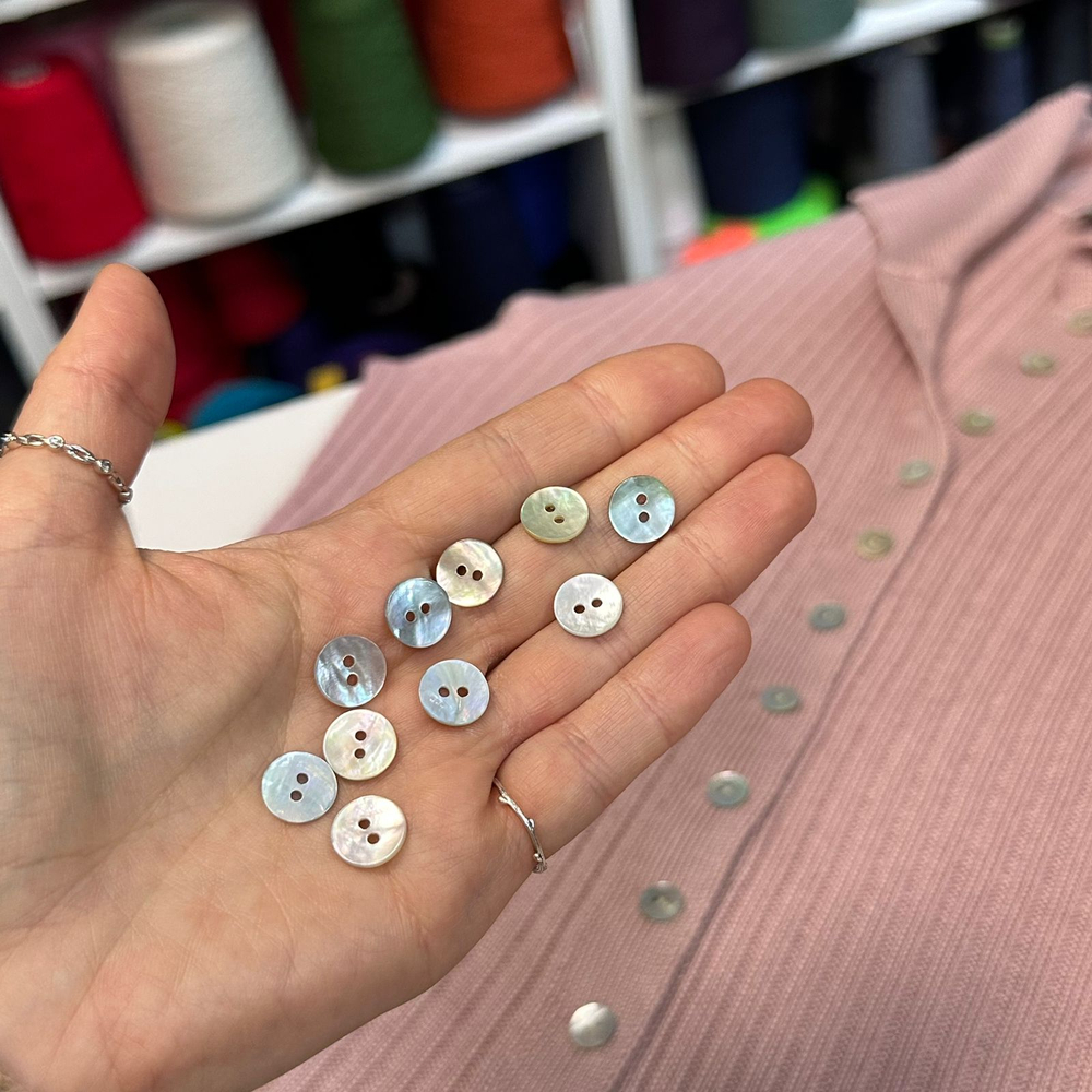 Пуговицы перламутровые из натуральной раковины диаметр 1,0 - 1,1 см; 2 отверстия; цвет: серо-серебристые; бело-серебристые