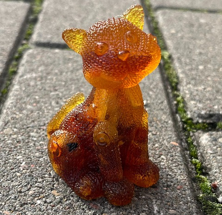 Кот вязаный сидит