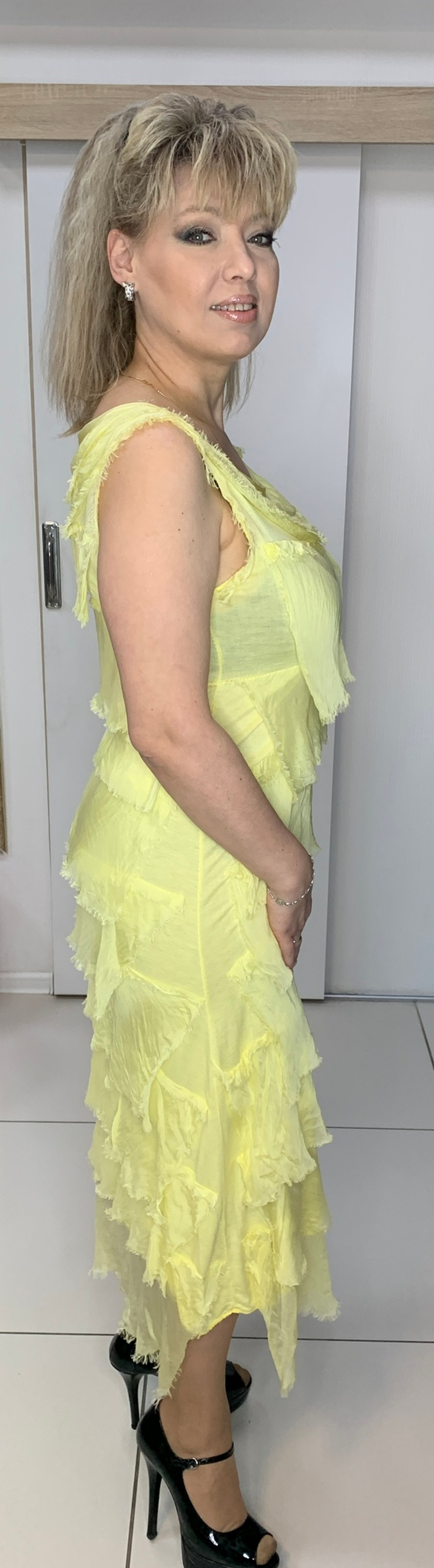 Желтое шелковое платье-сарафан