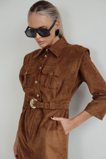 Платье из спандекса с акцентными плечами и карманами