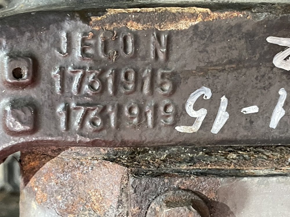 Кулак поворотный левый