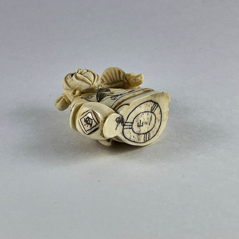 Статуэтка нэцкэ Дзюродзин с круглым веером и сосудом