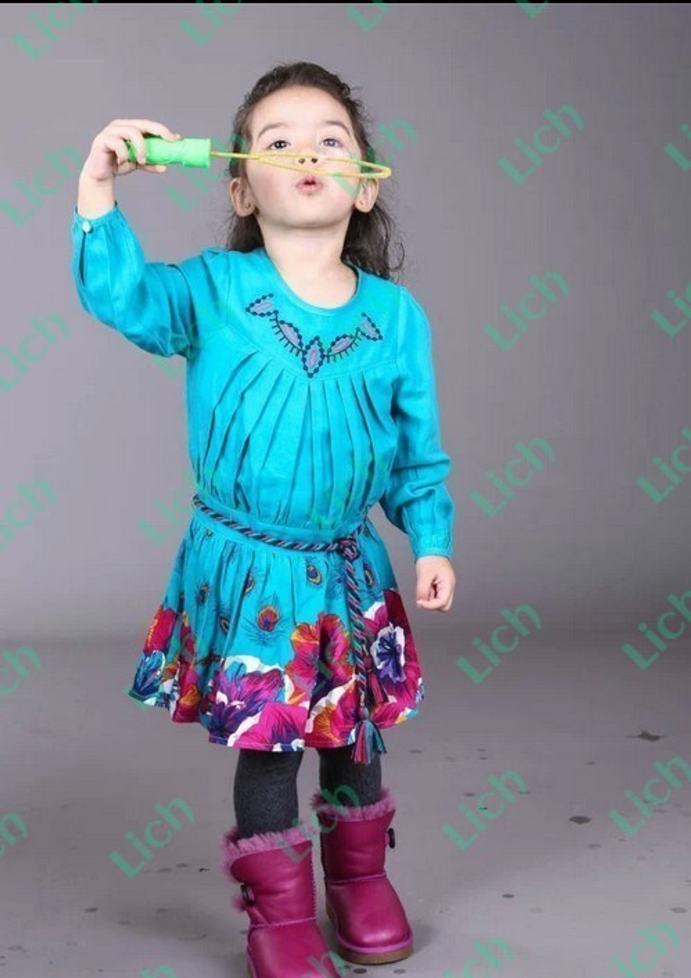 Платье детское со складками на лифе и юбкой с принтом цветов