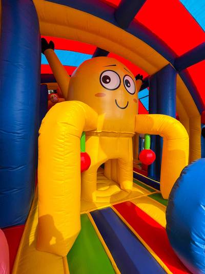 Коммерческий надувной батут «Смайлики» с крышей, размер 12*7,5*7 м