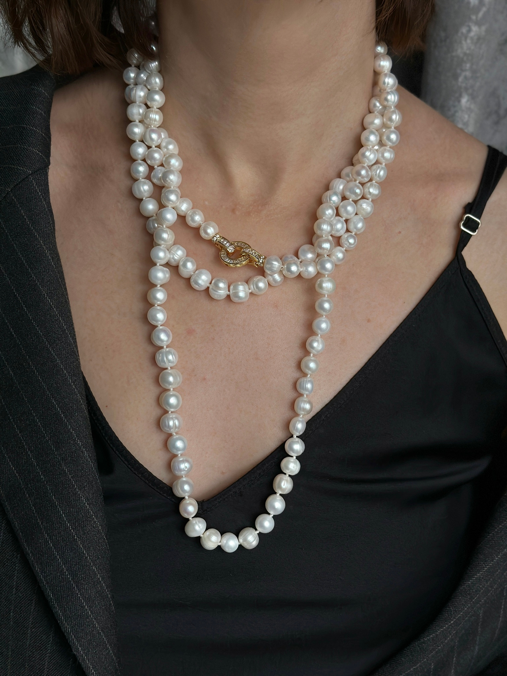 Нить натурального речного жемчуга 9 мм на двойном узле, золотой замок из цирконов, длина 1,6 м