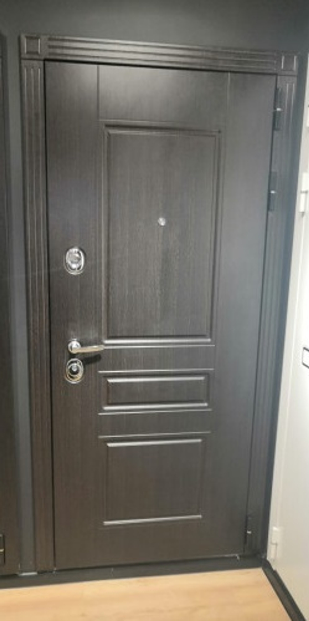 Входная металлическая дверь Лабиринт Мегаполис 02 - Сандал белый, стекла черные