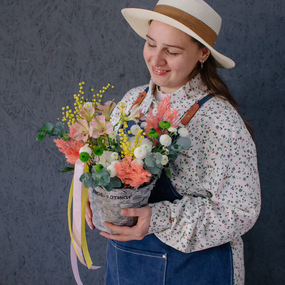 168. Весенняя корзинка из стойких цветов