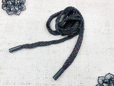 Шнур, ш. 1 см, L 121 см, чёрный с цветной нитью