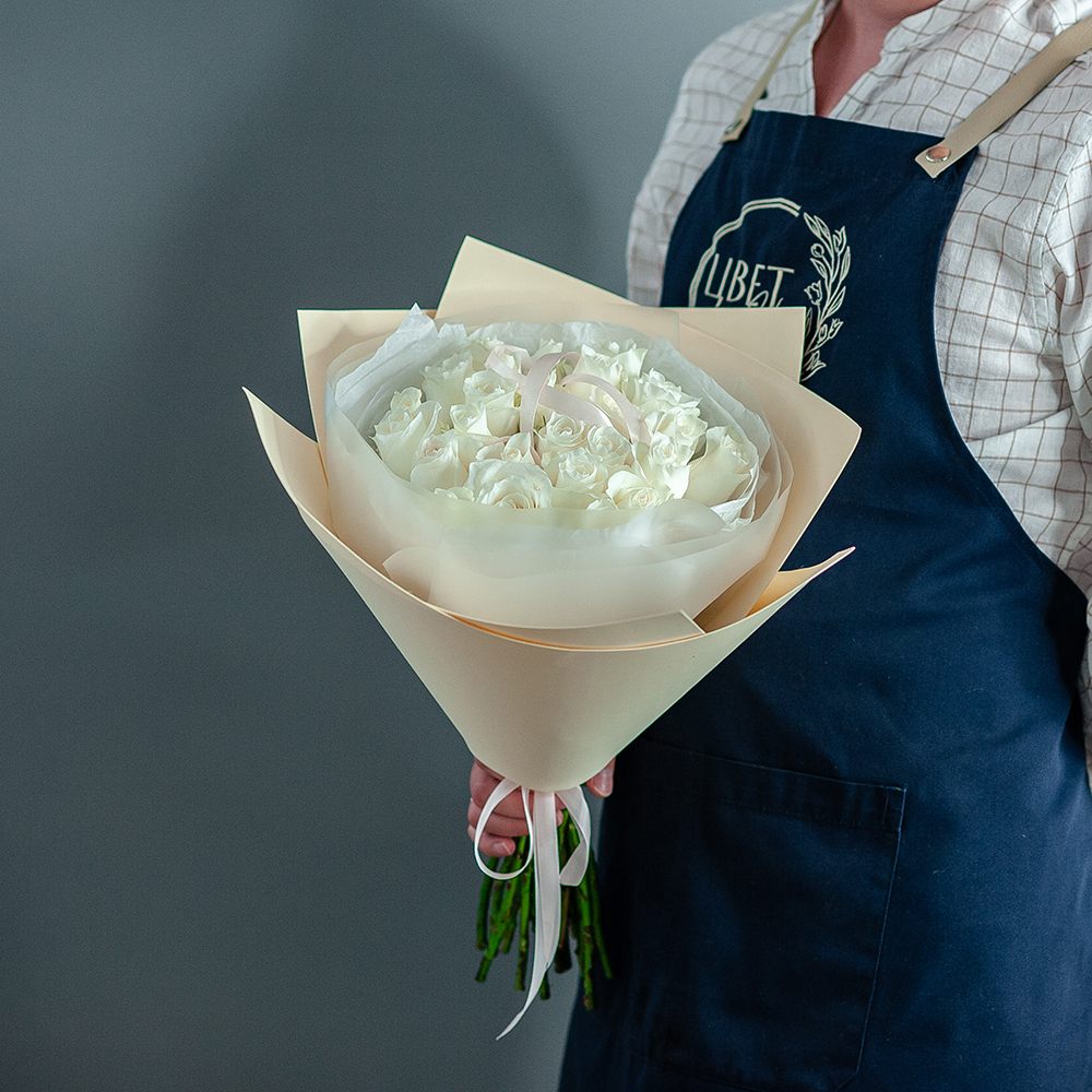 25 белых кенийских роз в нежном оформлении