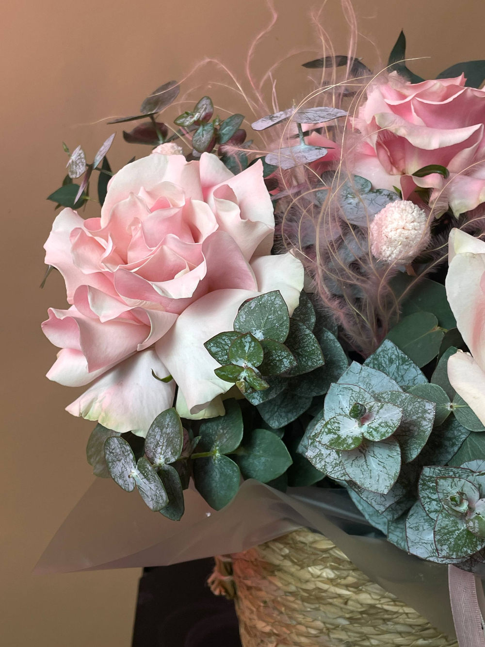 Кашпо с французскими розами и эвкалиптом