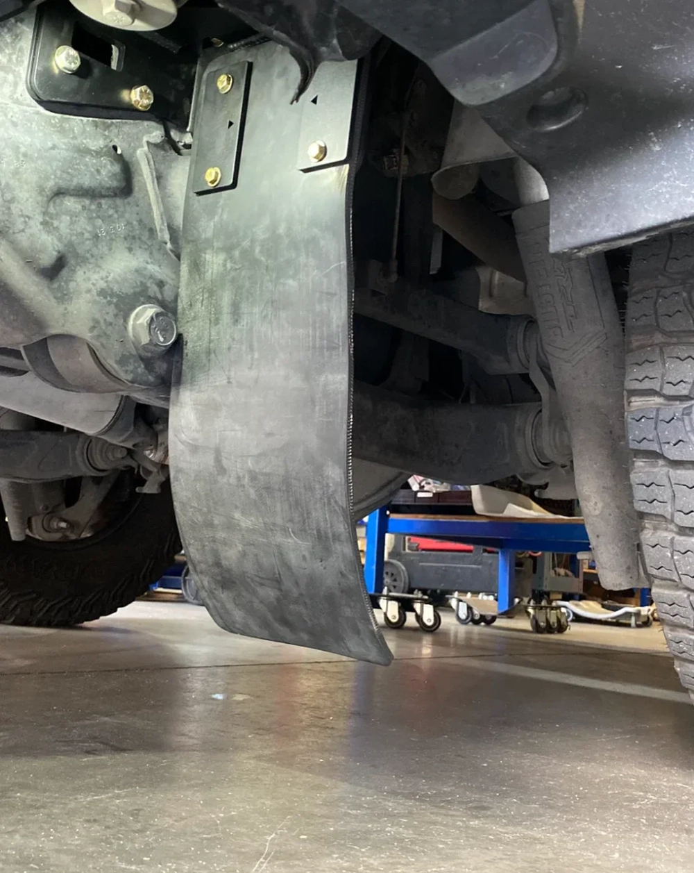 Комплект крепления грязезащитных брызговиков для задних амортизаторов Ram TRX 2021-2024 Рам на раму