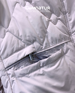 Легкая классическая куртка светло-розового цвета с высоким воротником и глубоким капюшоном