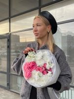 Букет из хризаентемы, яркой кустовой пионовидной розы и маттиолы