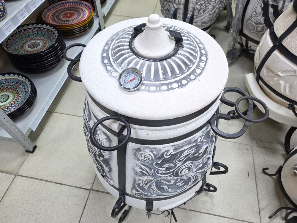 Если вы хотите купить тандыр в Казани, выбираете практичный и красивый тандыр для дачи и дома, обратите внимание на тандыр «Феникс». Это керамический тандыр с толщиной стенки 4,5–5,5 см, с термодатчиком (термометром), откидной крышкой на петлях и поддувалом на петлях, поэтому в нём удобно управлять жаром и готовить разные блюда. За счёт размеров (высота 81 см, корпус 52 см, горловина 28 см) тандыр подходит как тандыр для дачи, тандыр для дома и тандыр для беседки. Отдельный плюс модели — возможность готовить в несколько уровней: помещается этажерка Ø21 см на 4 яруса, что удобно для овощей, рыбы и закусок одновременно. В комплекте есть 8 шампуров, совок и кочерга, а также тандыр с подставкой — поэтому его часто выбирают как готовое решение “поставил и готовь”. Если нужен тандыр с доставкой, поможем быстро оформить: тандыр в наличии в Казани, доступен самовывоз и отправка в регионы.