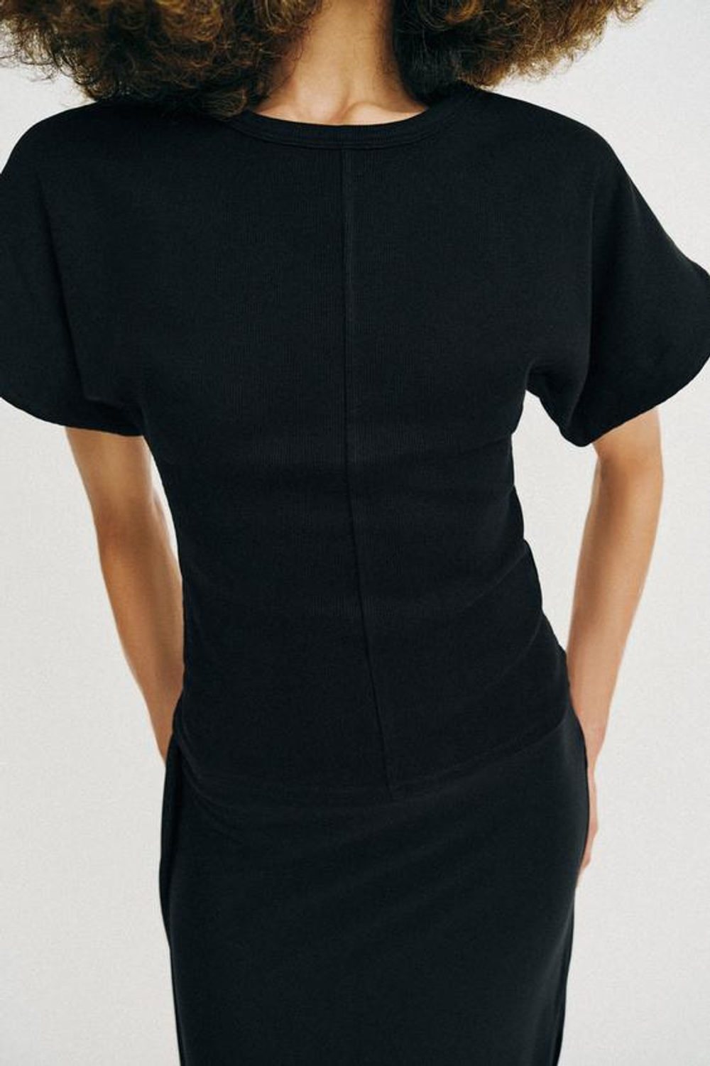 ZARA ФУТБОЛКА С ОБЪЕМНЫМИ РУКАВАМИ, ЧЕРНЫЙ