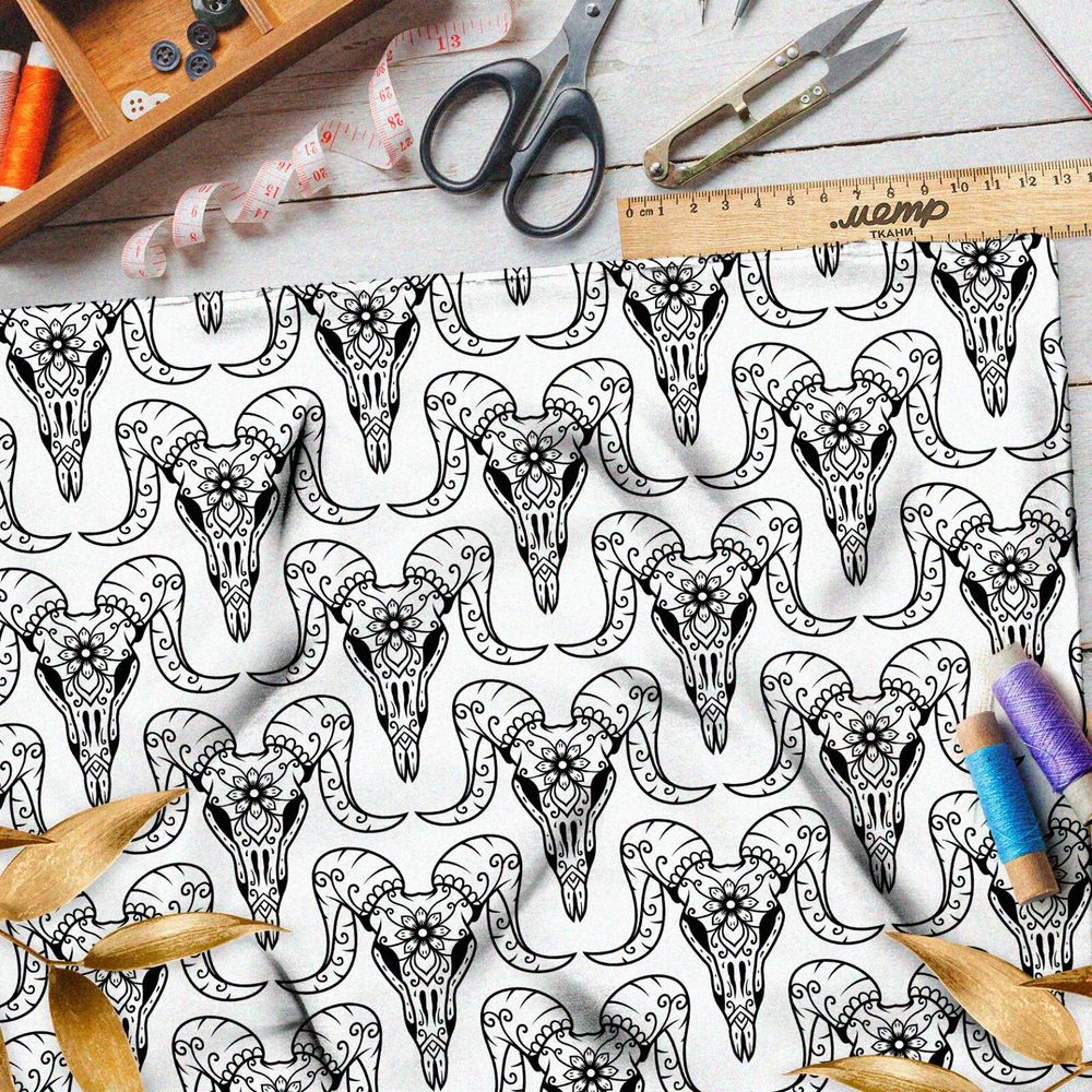 Ткань дюспо сахарные козьи черепа на белом фоне