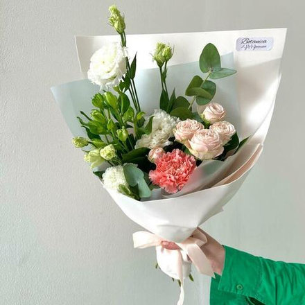 Букет с кустовой пионовидной розой, эустомой и гвоздикой. Букет 1166