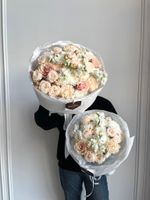 Сборный букет из хризантемы, маттиолы, кустовых пионовидных роз и диантусов крем мал