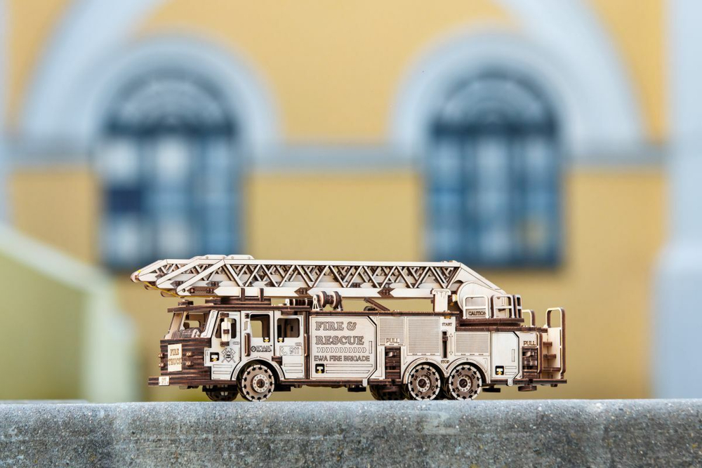 Пожарная машина выдвижной вращающейся лестницей от EWA - Fire Truck, Деревянный конструктор, сборная модель, 3D пазл