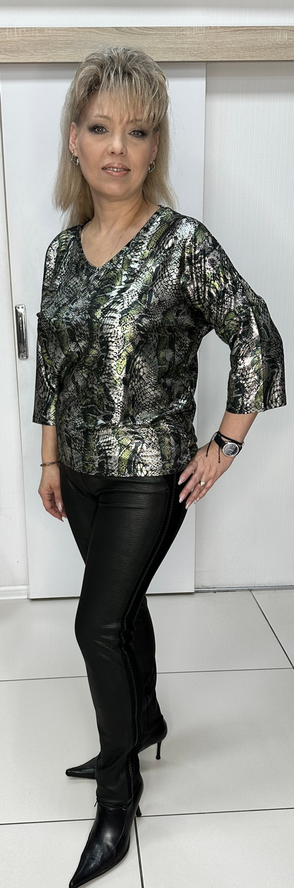 Блестящий блузон с V-образным вырезом