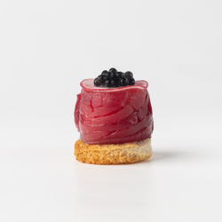 Рулетик из семги гравлакс и икрой 16 шт