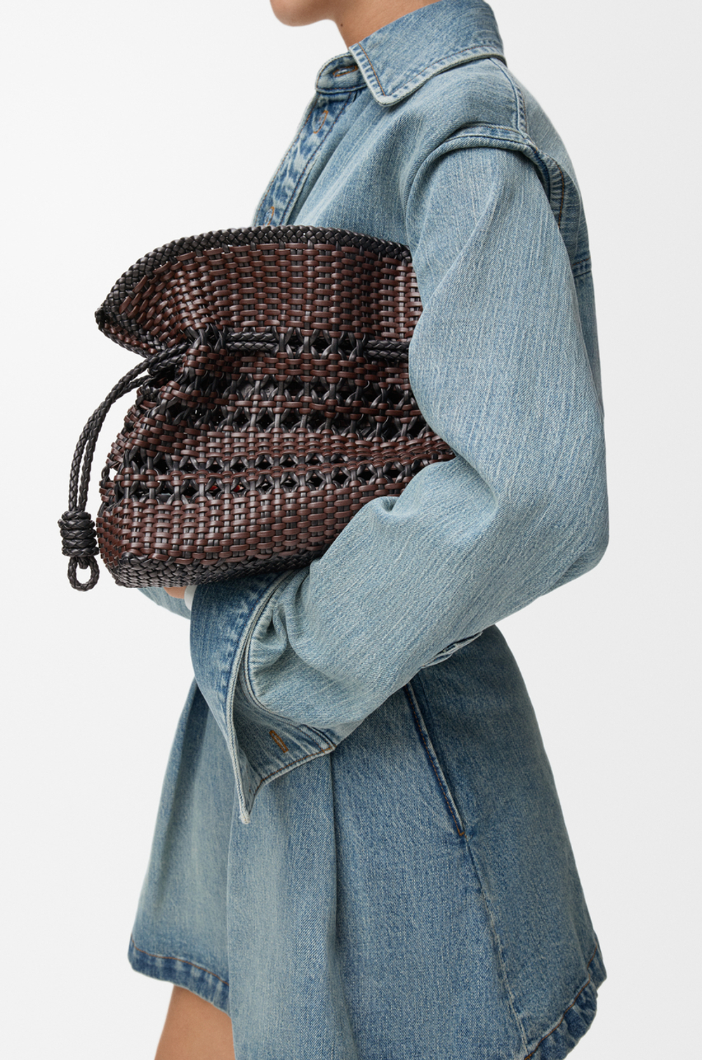 Loewe Сумка-клатч Flamenco среднего размера из плетеной телячьей кожи наппа, черный/коричневый