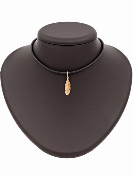 Фото подвески перышко из серебра с позолотой на постаменте