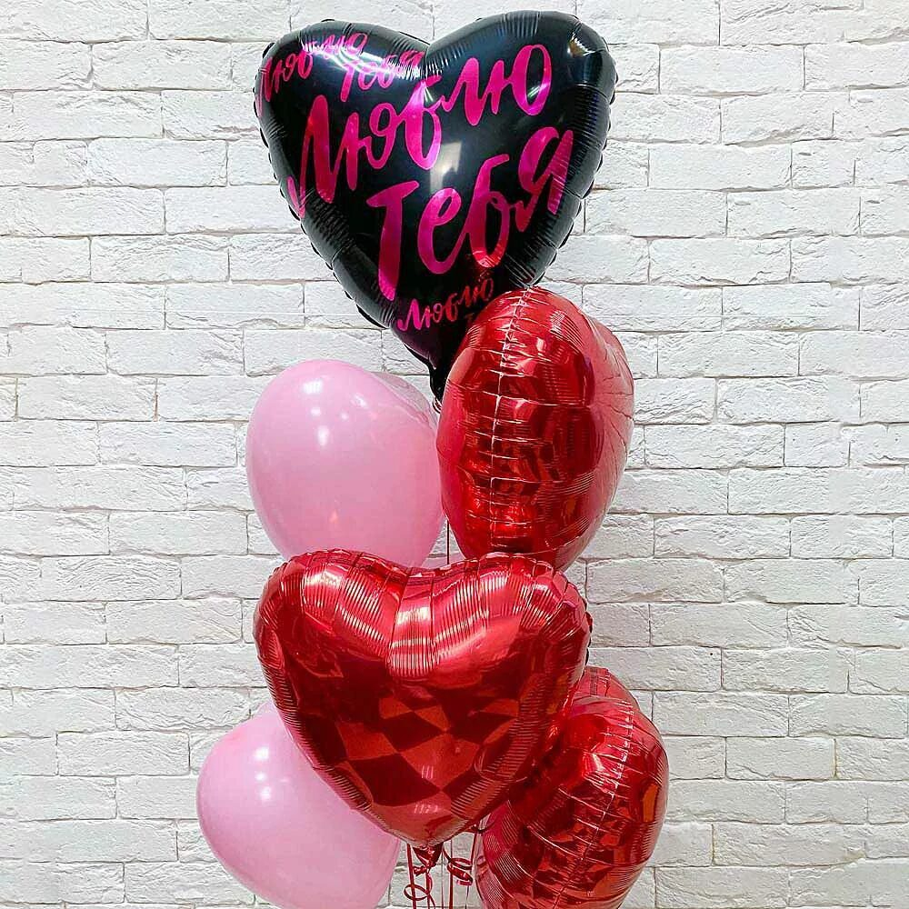 Большой фонтан из воздушных сердец с рисунком Люблю!