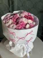 Букет из кустовых пионовидных роз, одноголовой розы, диантусов и хризантемы в розовом оттенке