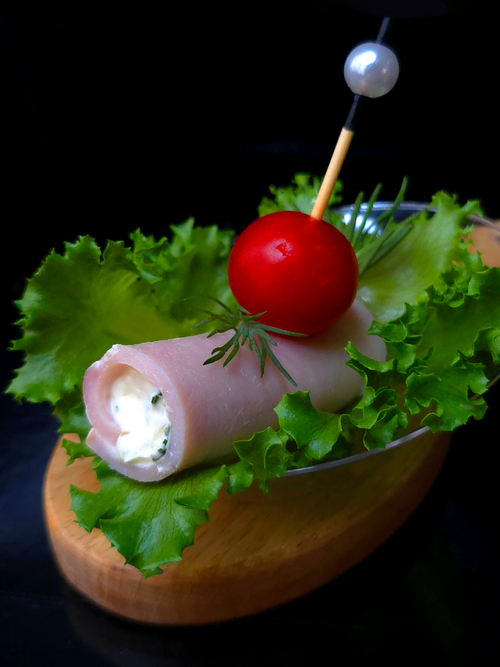 Виток из ветчины, сыра с зеленью и помидором черри