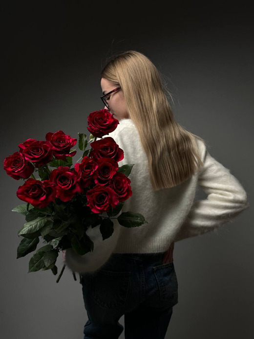 Букет из 11 красно-розовых роз под ленту