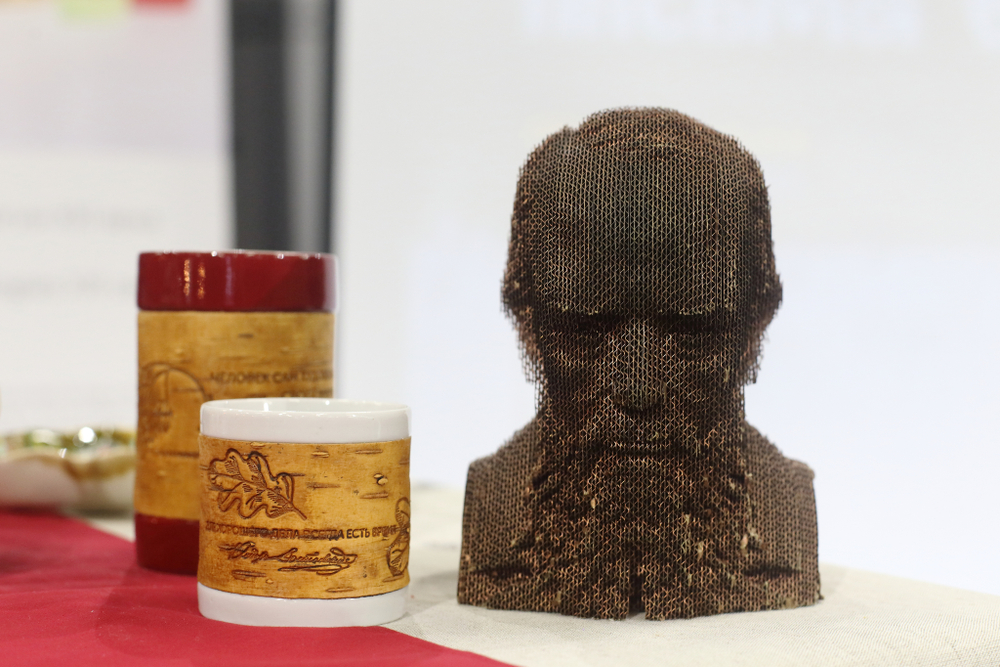 Кружка малая фарфоровая без ручки c берестой и с цитатами Достоевского. Dostoevsky forever.