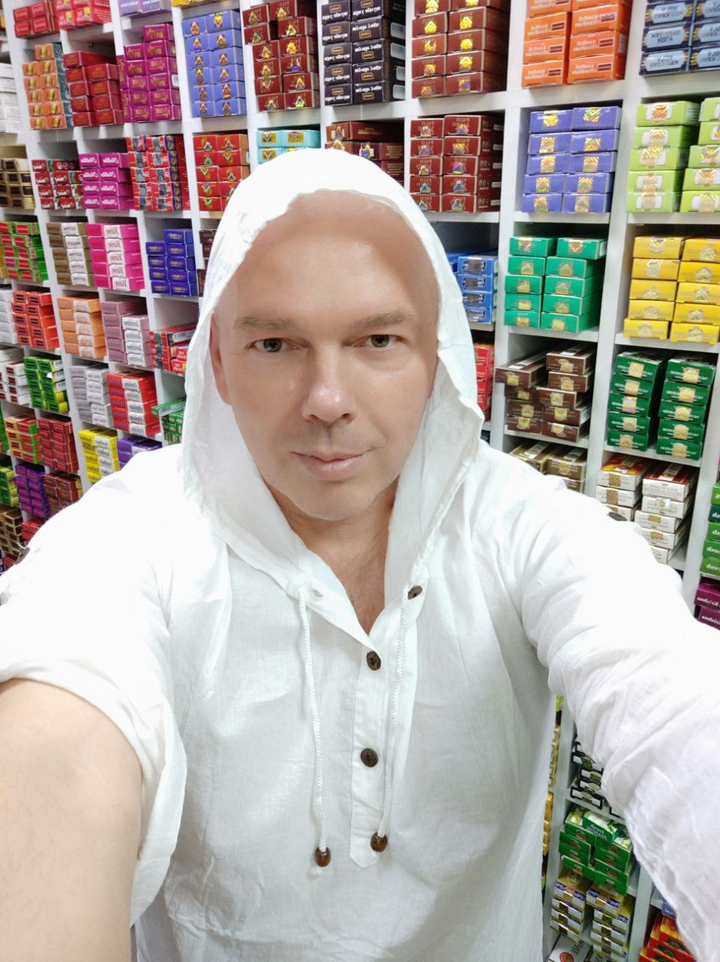 Рубашка с капюшоном на пуговицах с прорезью внизу спереди цвет белый