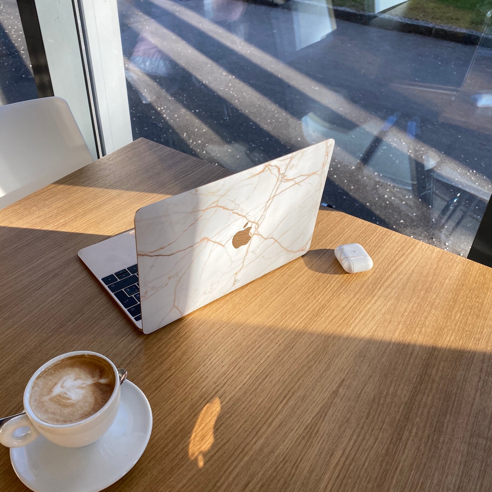 Виниловая наклейка SPARK для MacBook