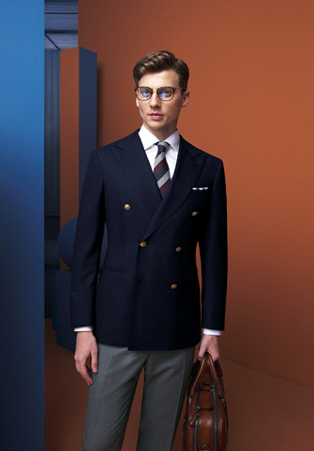 Двубортный классический клубный блейзер из темно-синей шерстяной ткани. Super 130S