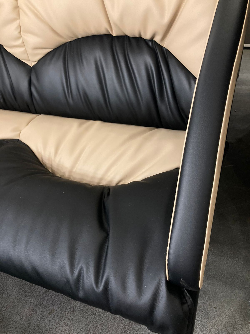 Диван Фортуна-5 (18) 2-х мест разборный к/з черн/беж каркас черный